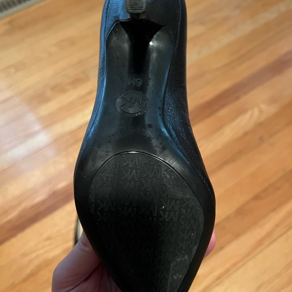 Micheal Kors black pumps. Size 6 - Picture 4 of 4